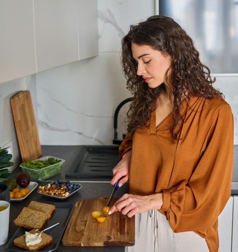 Femme préparant une alimentation saine dans le cadre d’un accompagnement en naturopathie et nutrition