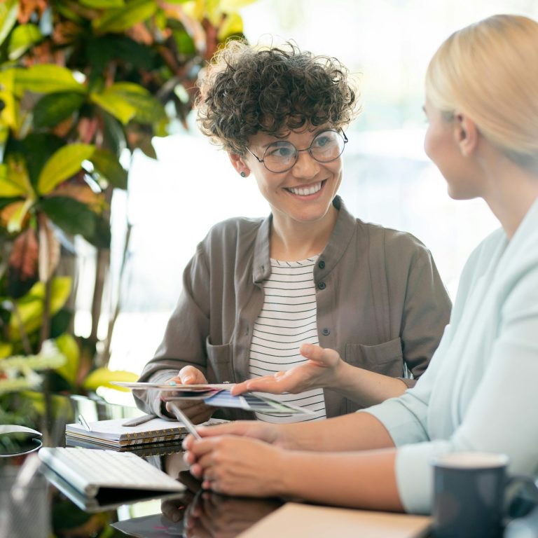 Échange personnalisé entre une naturopathe et une cliente lors d’une consultation à domicile