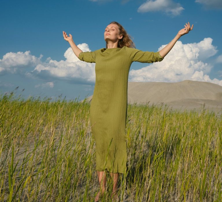 Femme respirant en pleine nature pour favoriser la vitalité et l’équilibre de vie
