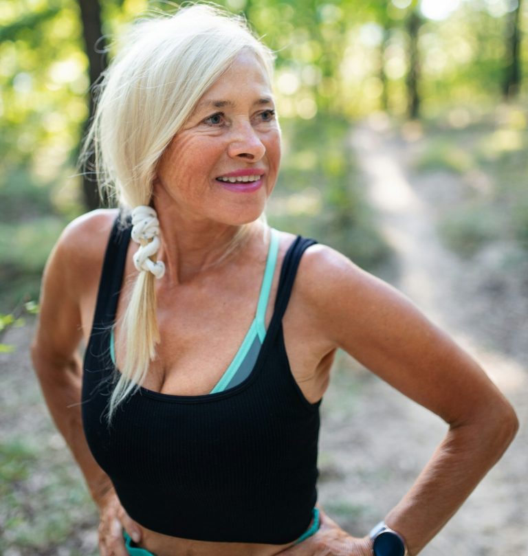 Femme active après 50 ans accompagnée en naturopathie pour mieux vivre la préménopause et la ménopause