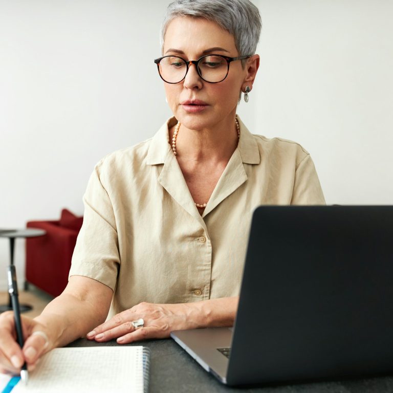 Femme en consultation de naturopathie en visioconférence depuis son domicile