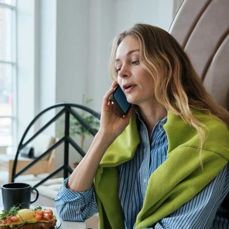 Femme prenant rendez-vous par téléphone pour une consultation de naturopathie
