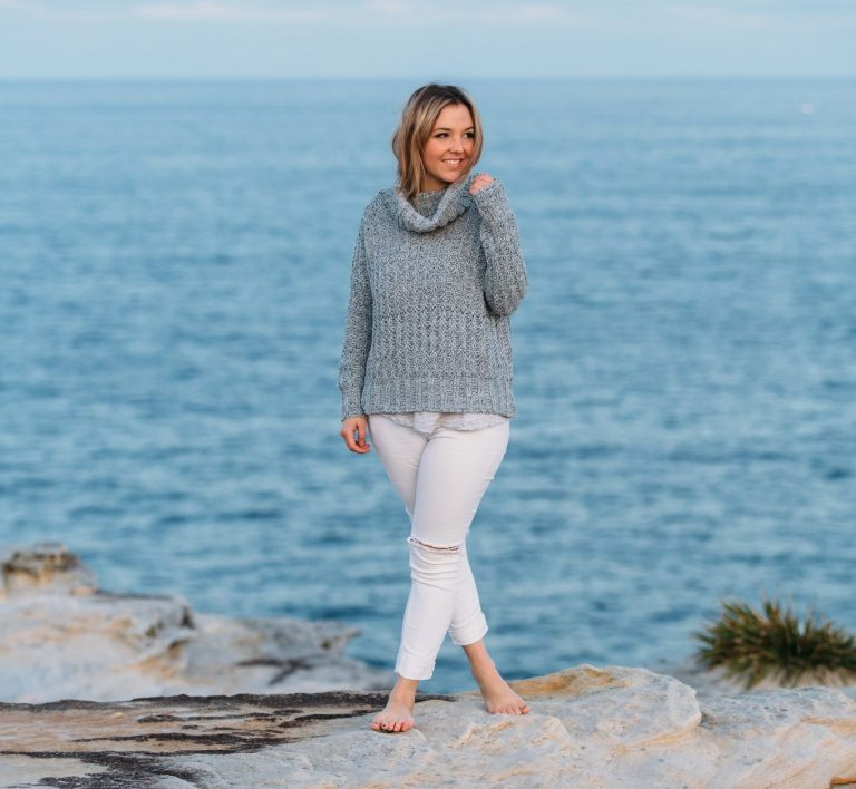 Femme marchant au bord de la mer pour favoriser une bonne hygiène de vie et la santé cardiovasculaire

